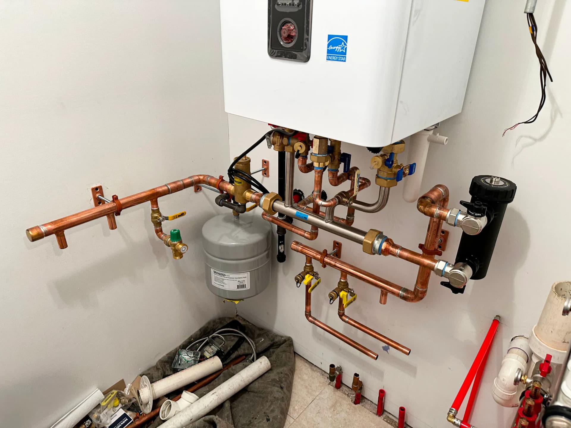 Wall-hung condensing combi unit with copper manifold and thermal expansion tank